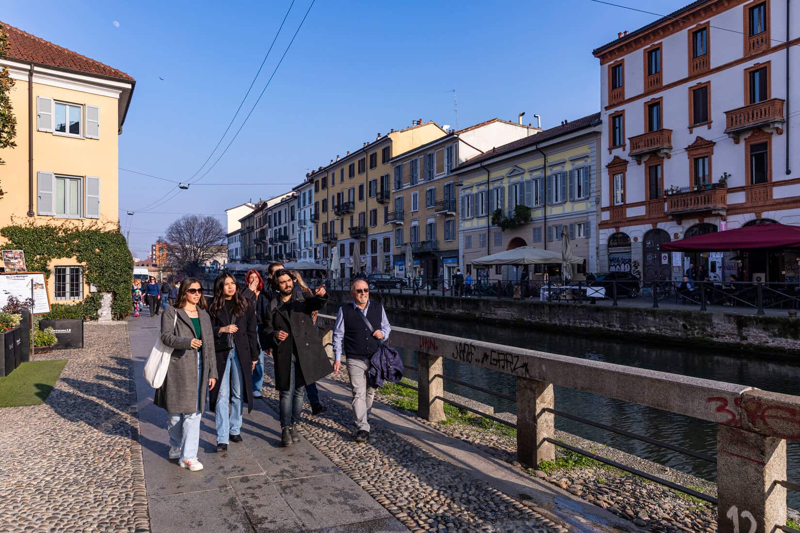 Group-walking-sightseeing-milan-food-tour