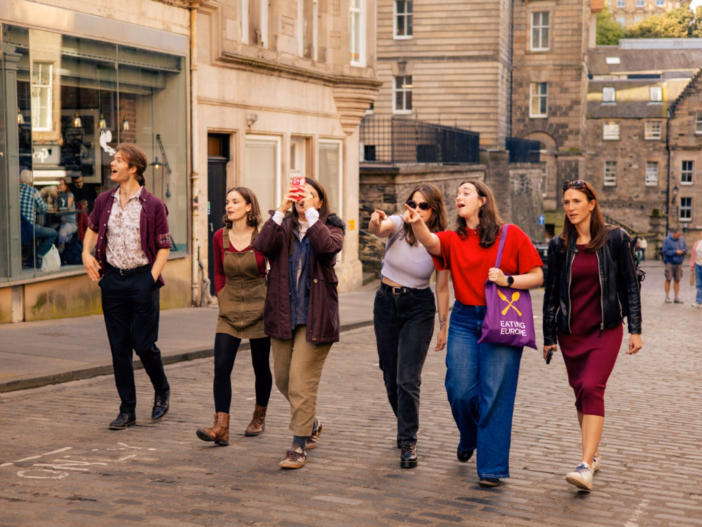 A group exploring the streets of Edinburgh and admiring the city’s beauty