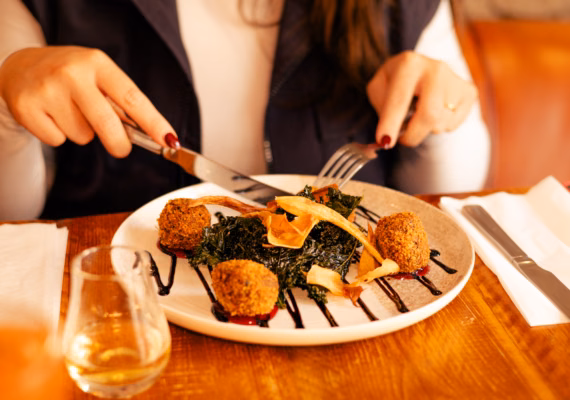 Eating Edinburgh: Old Town Food Tour with Drinks