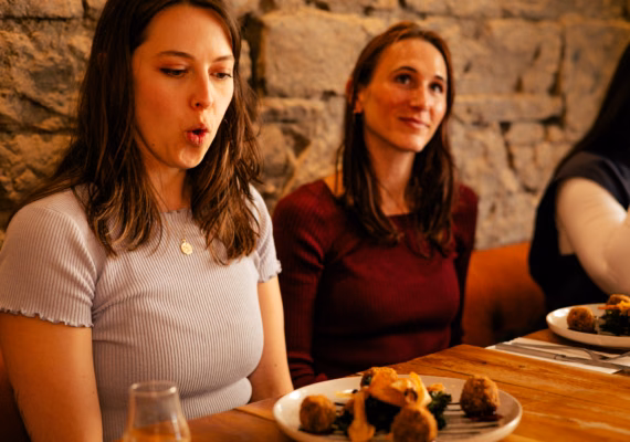 Eating Edinburgh: Old Town Food Tour with Drinks