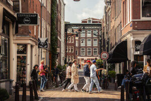 group_walking_on_a_food_tour_in_Amsterdam