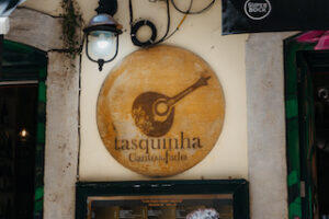 sign_inside_Tasquinha_Canto_do_Fado_Lisbon
