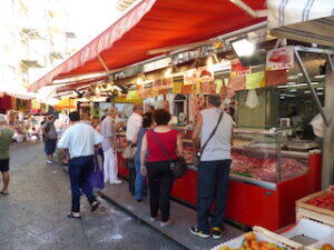 people_shopping_in_Ballarò_Market_Palermo_Italy