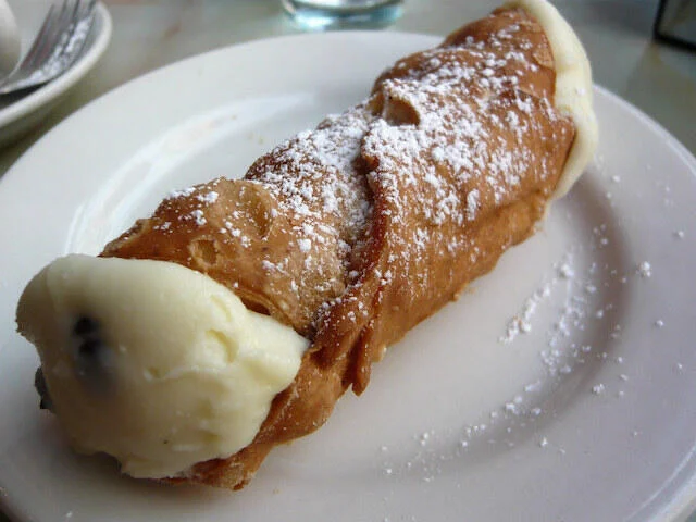 Cannoli_on_a_plate_Palermo