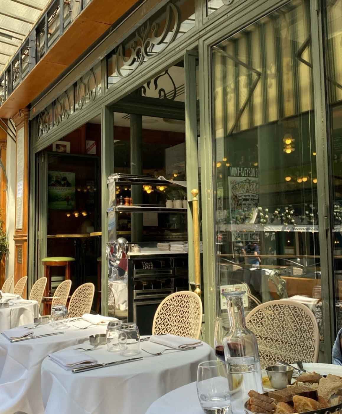 outdoor_dining_area_at_L’Écailler_de_La_Mascotte_Paris
