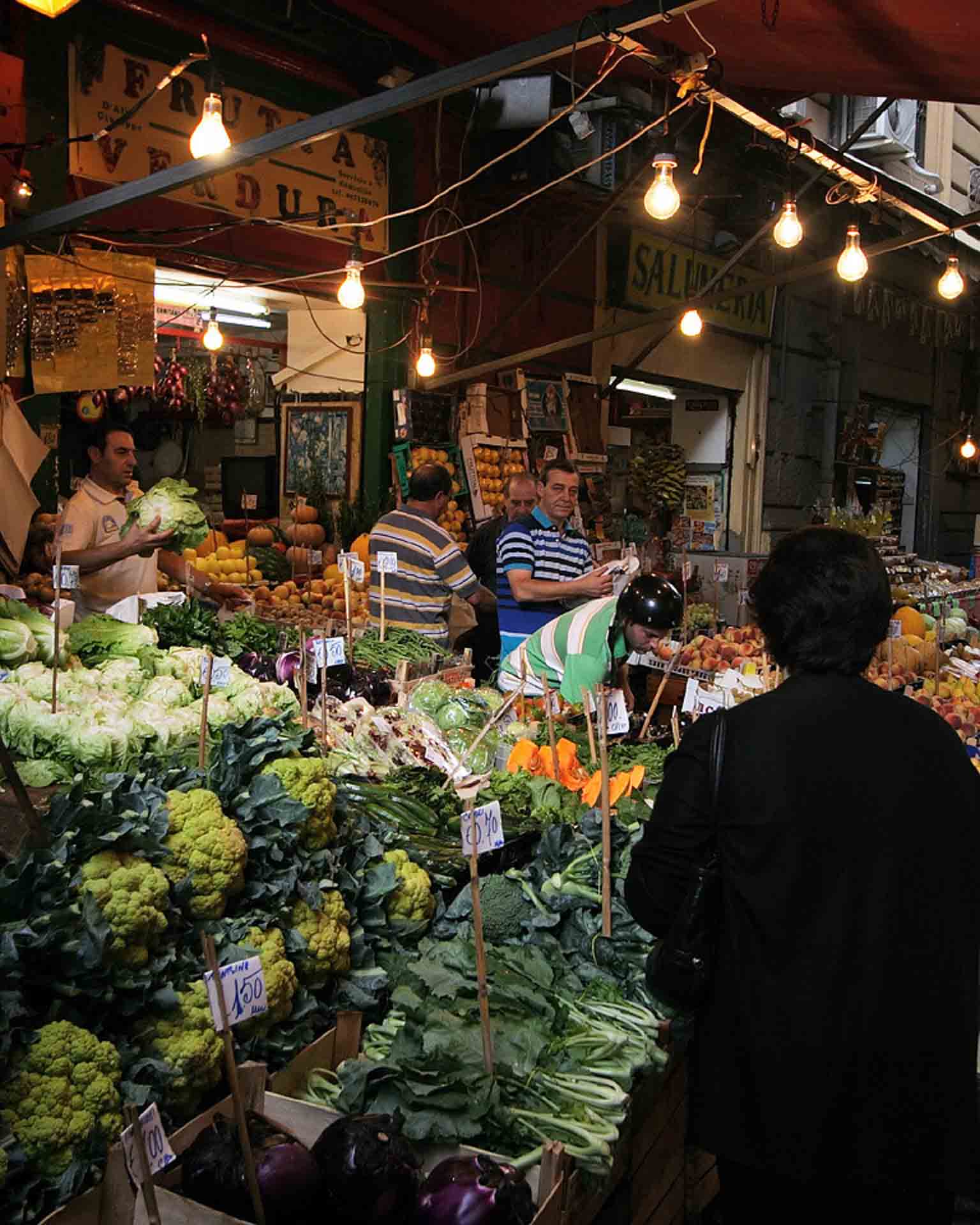 Vendors_working_in_La_Vucciria_Market