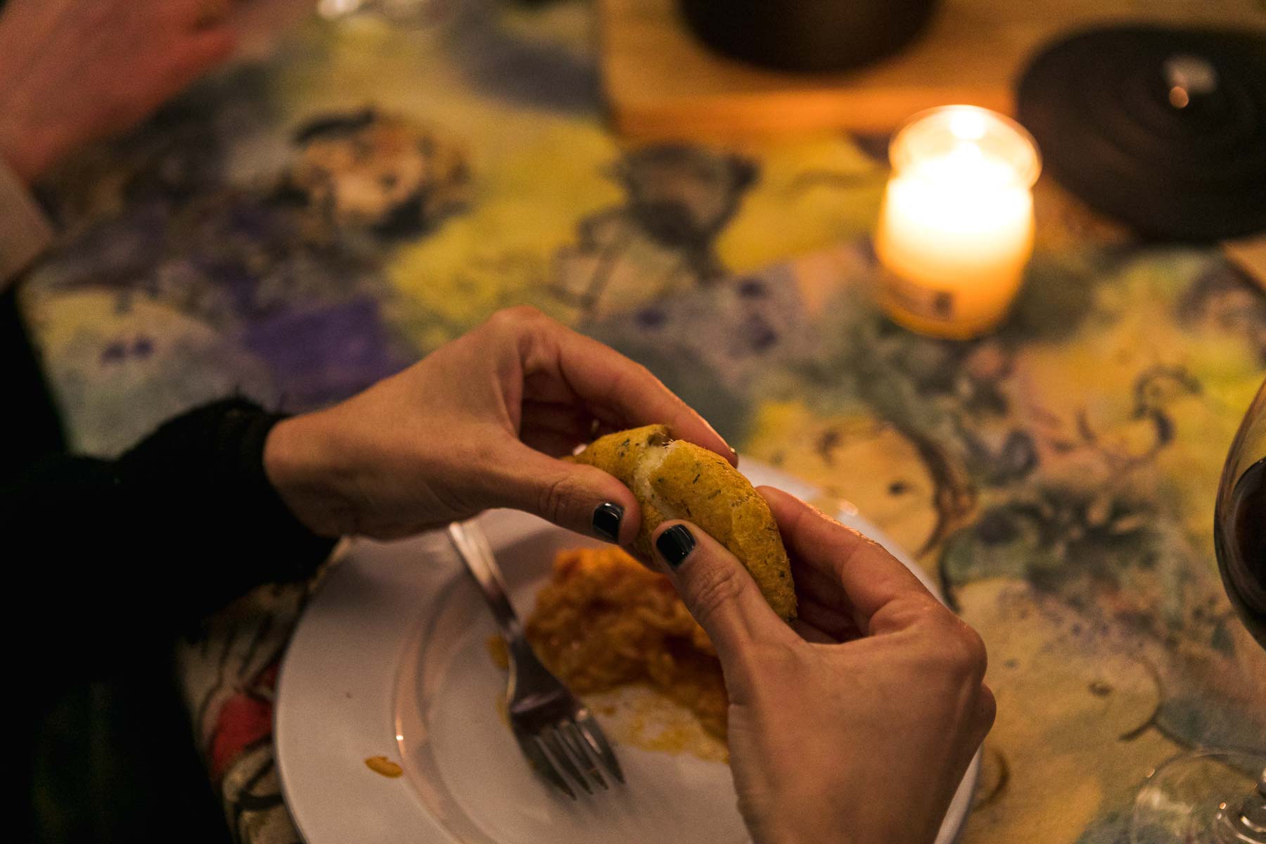 person_eating_rissois_Cândido_dos_Reis_Café_Porto