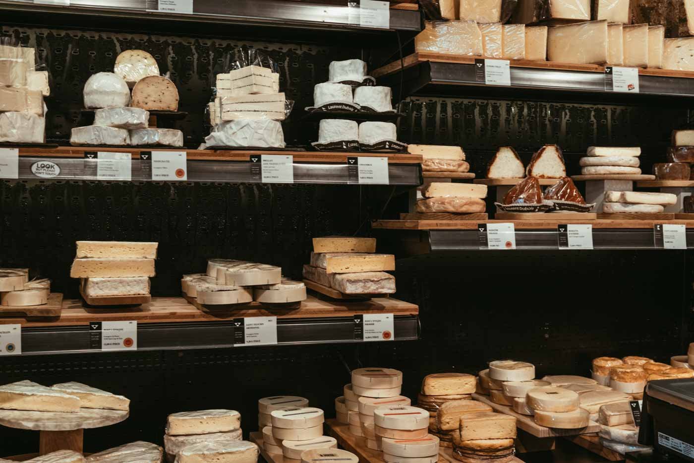 shelves_at_Laurent_Dubois_Cheeseshop_Paris