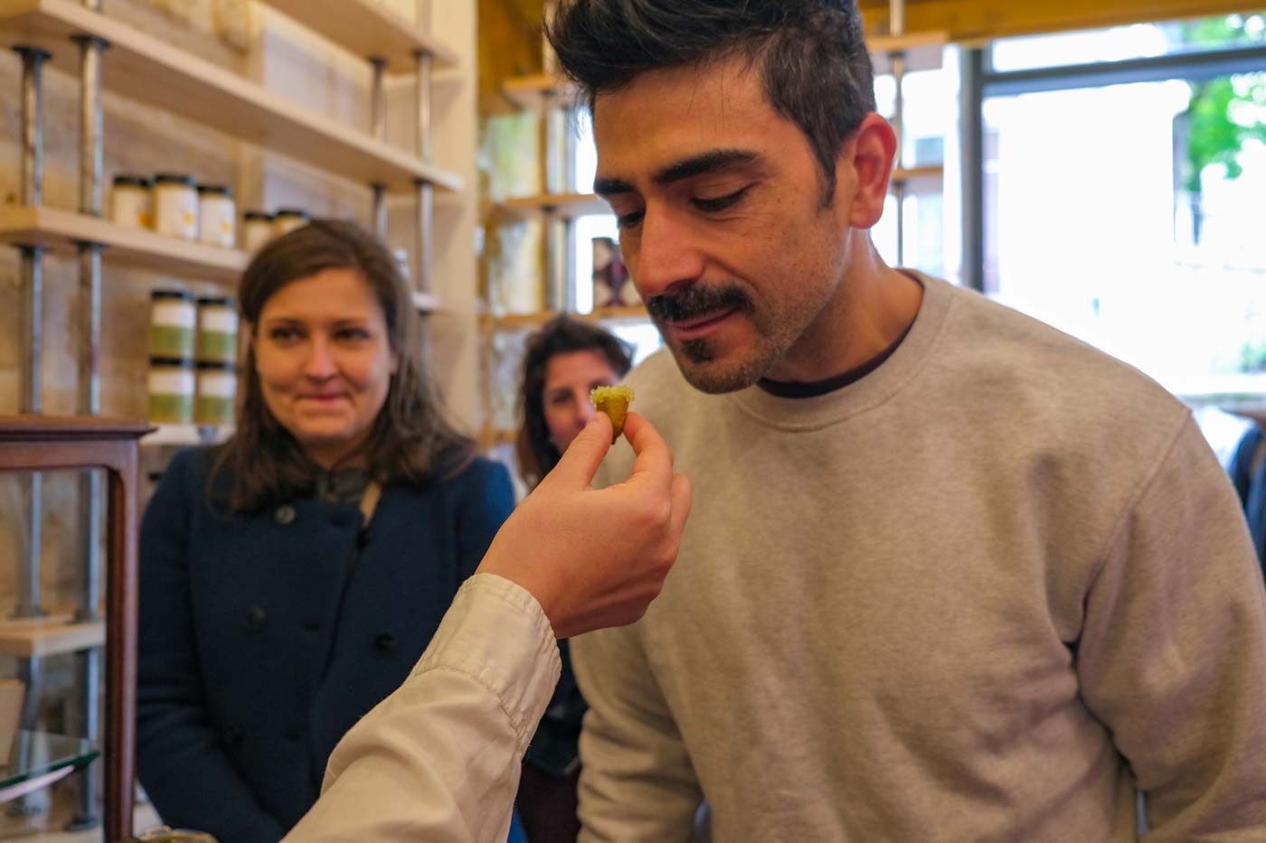 Man_smelling_fruit_at_Lemon_Story_Paris