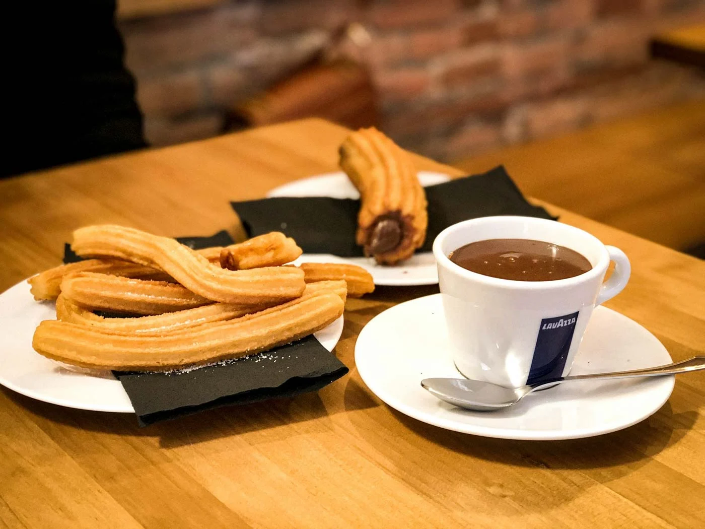 Plate_of_churros_with_chocolate_Seville