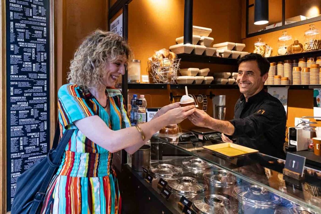 Staff_member_serving_customer_at_La_Sorbettiera_Florence