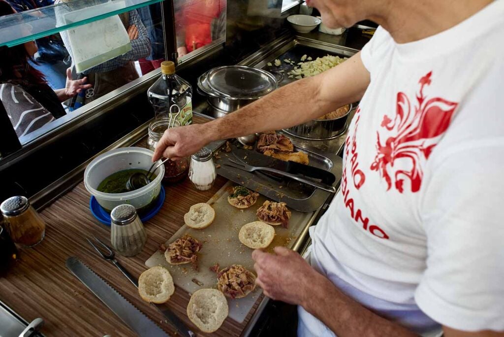 Chef_making_sandwiches_Da_Simone_Florence