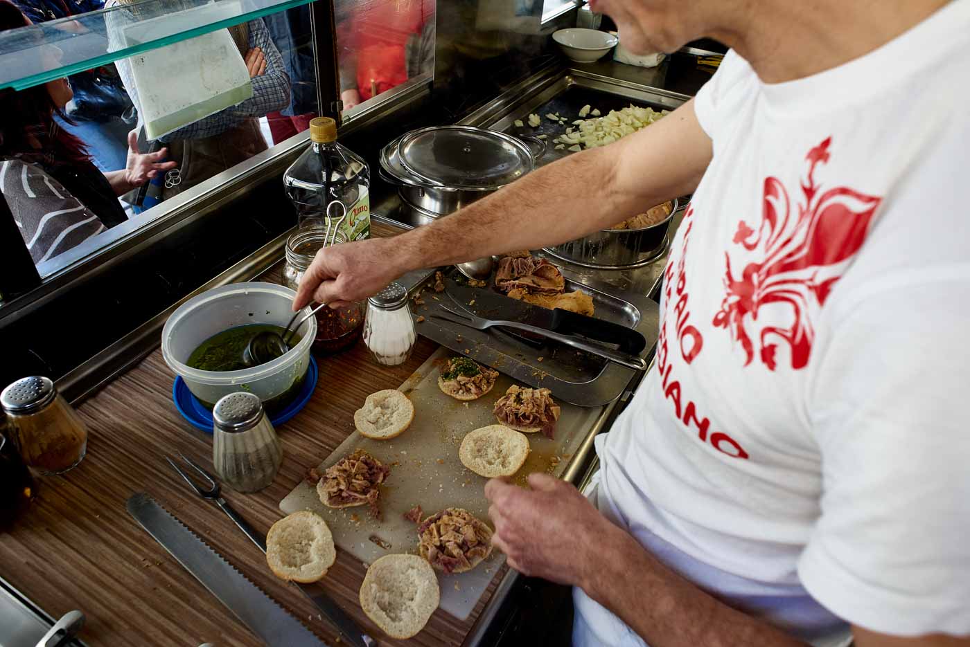 Chef_making_sandwiches_Da_Simone_Florence