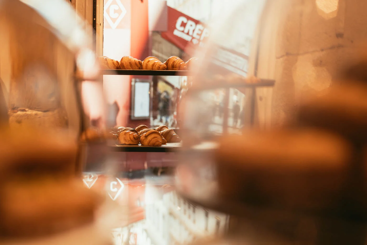 Batch_of_croissants_at_Jeffrey_Cagnes_Paris