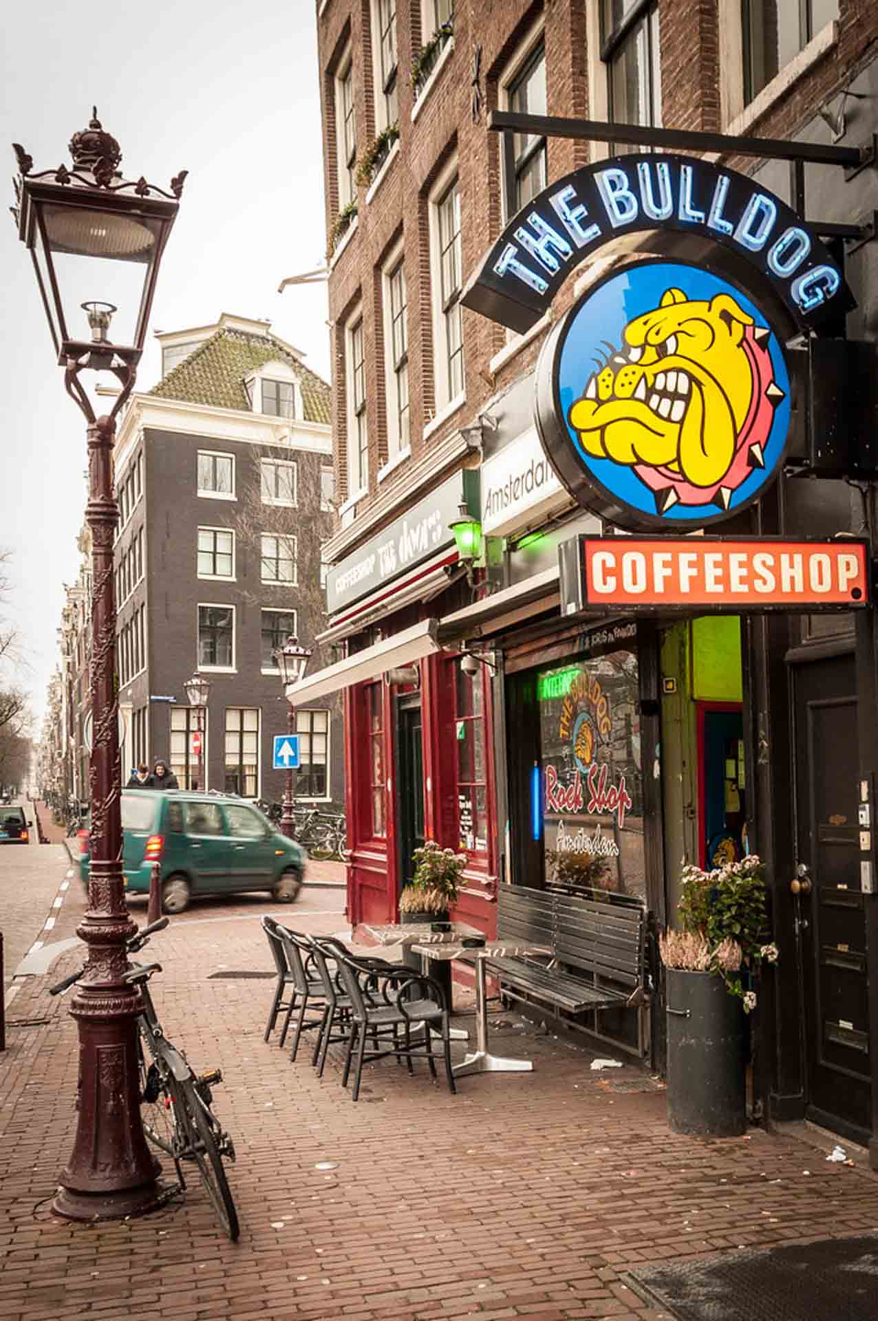Outside_of_Bulldog_Amsterdam_coffee_shop